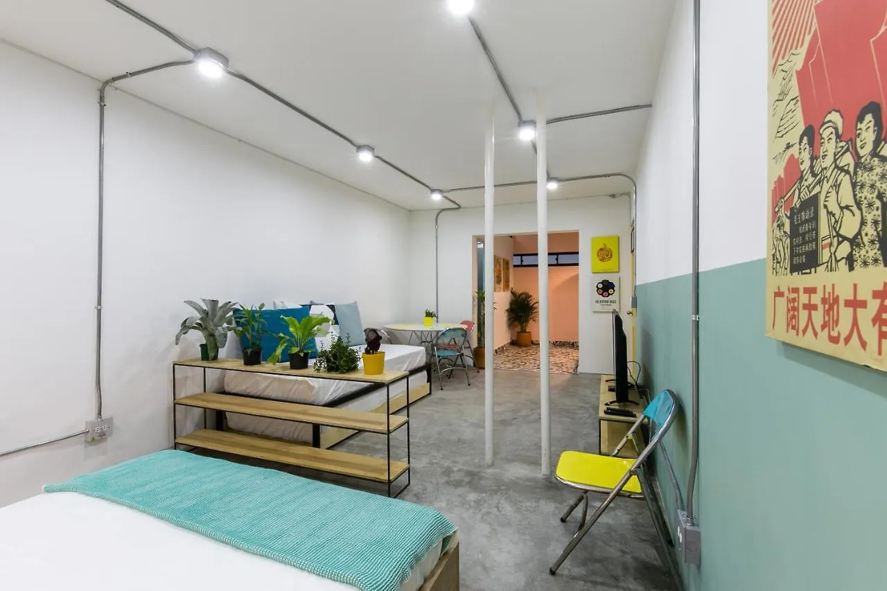 Studios Amarillo-Morado-Ocre Medellín 0*,  Colombia