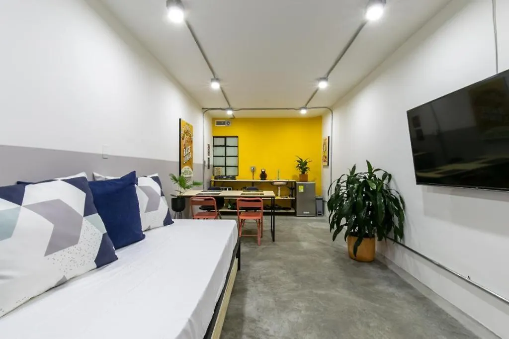 Studios Amarillo-Morado-Ocre Medellín Colombia