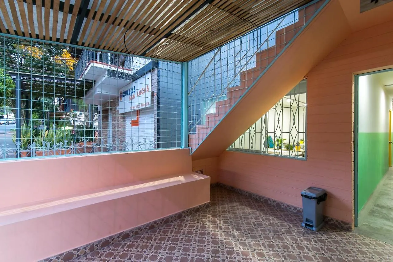 Studios Amarillo-Morado-Ocre Medellín 0*,  Colombia